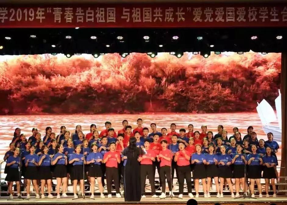 沙滩游玩的女孩们